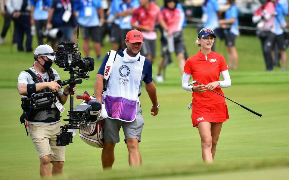 USA's Nelly Korda (R) walks towards the 18th green in round 4 of the womens golf individual stroke play during the Tokyo 2020 Olympic Games at the Kasumigaseki Country Club in Kawagoe on August 7, 2021.  - KAZUHIRO NOGI/AFP via Getty Images