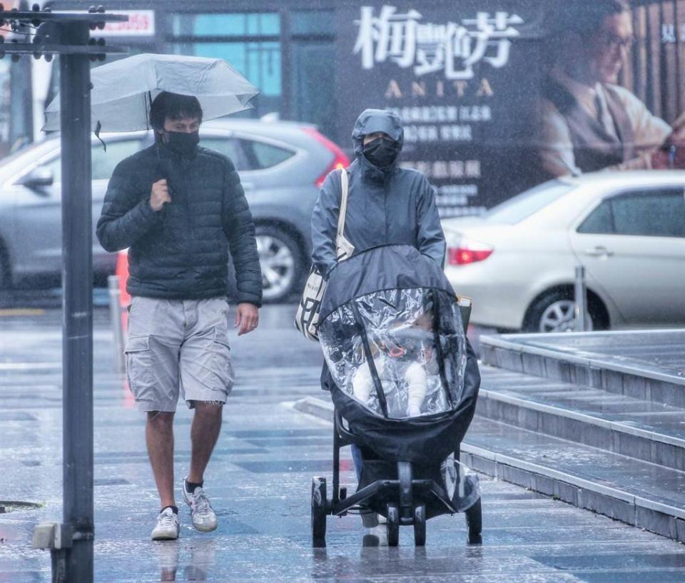 鋒面挾雨彈開炸，北北基等5縣市發布大雨特報。(資料照)
