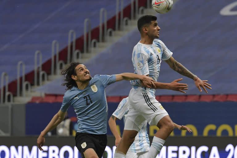 Cristian Romero ante Cavani; el Cuti es un zaguero central con presencia y juego aéreo