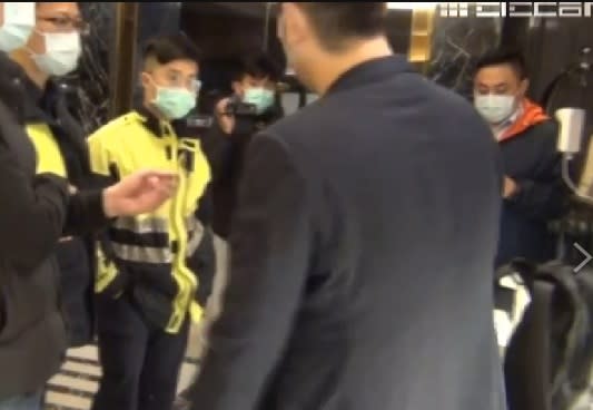 林男見警有拘提票，突然慌張且高分貝回應。（圖／東森新聞）