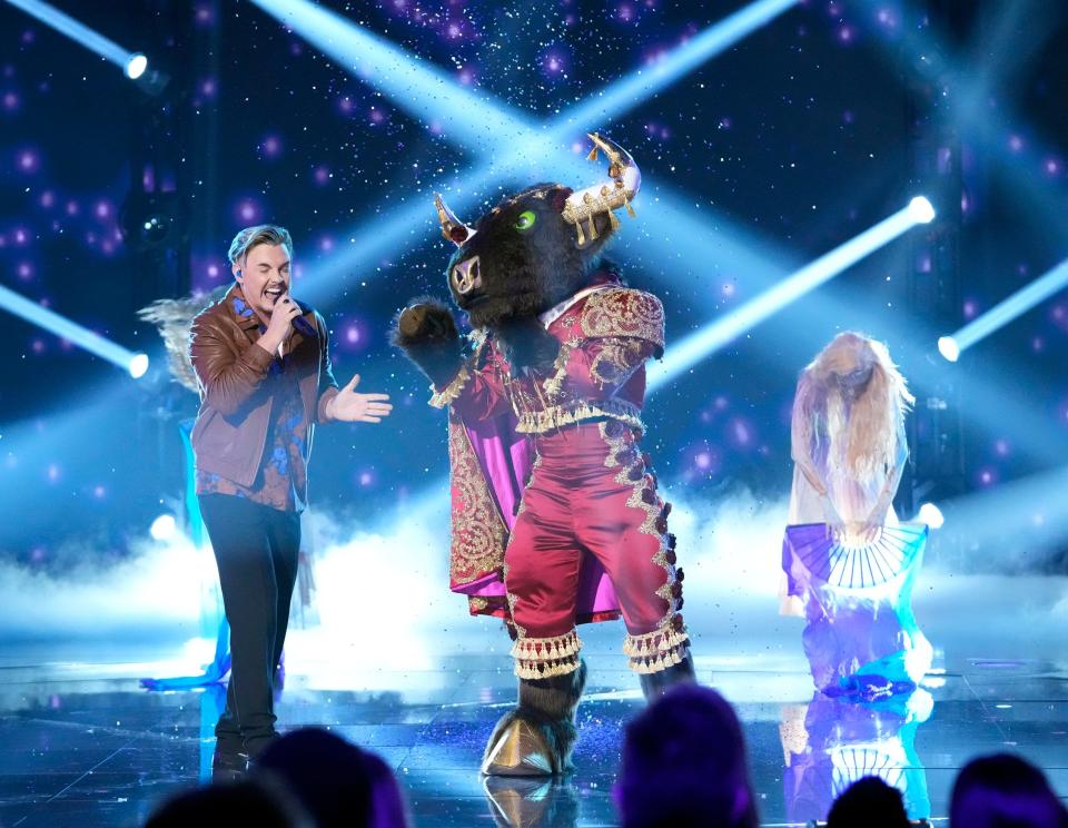 The Turtle returns. Season 3 contestant Jesse McCartney joins Bull for a duet on the Dec. 1, 2021 episode of "The Masked Singer."