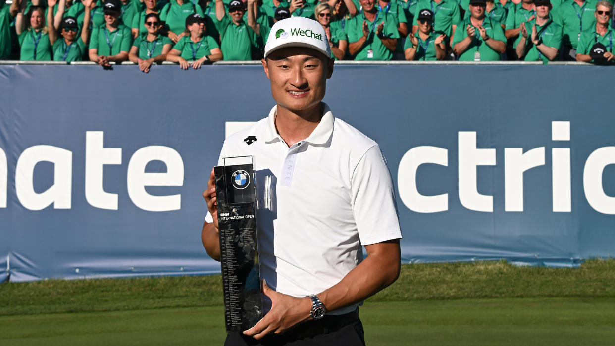  Haotong Li with the trophy after winning the 2022 BMW International Open 