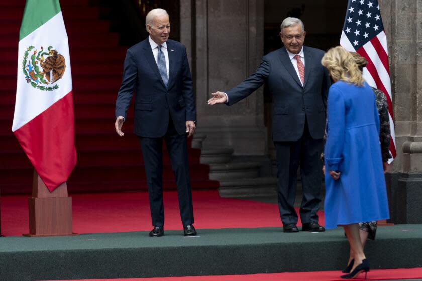 El presidente estadounidense Joe Biden, el mandatario mexicano Andrés Manuel López Obrador y la primera dama estadounidense Jill Biden participan en una ceremonia el lunes 9 de enero de 2023, en el Palacio Nacional, en la Ciudad de México. (AP Foto/Andrew Harnik)