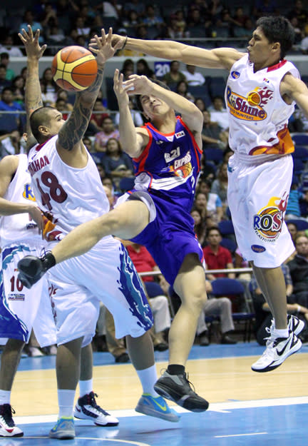 John Wilson battles against JR Quinahan and Jireh Ibanes. (PBA Images)