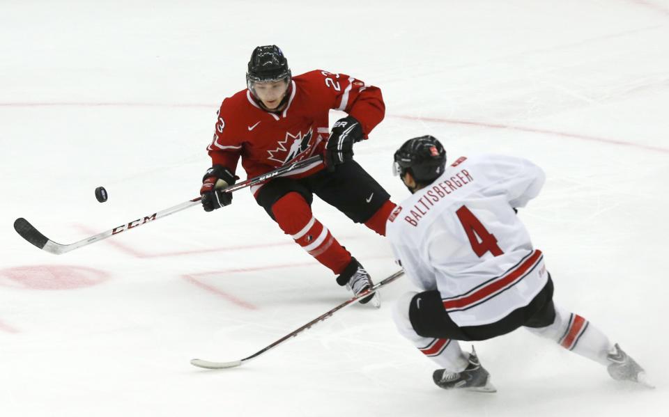 Canada's Sam Reinhart (L) and Switzerland's Phil Baltisberger play during the first period of their IIHF World Junior Championship ice hockey game in Malmo, Sweden, January 2, 2014. REUTERS/Alexander Demianchuk (SWEDEN - Tags: SPORT ICE HOCKEY)