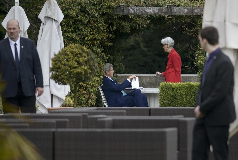 US Secretary of State John Kerry (C) talks with US Under Secretary for Political Affairs Wendy Sherman (2nd R) in a courtyard during an extended round of talks on Iran's nuclear programme on April 2, 2015 in Lausanne, Switzerland