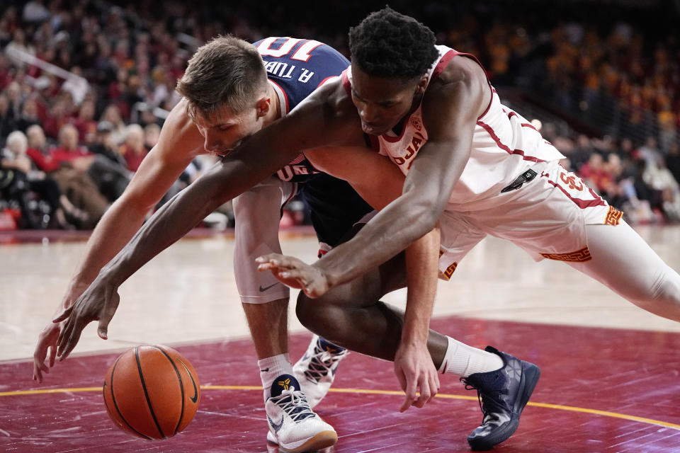 Southern California forward VIncent Iwuchukwu, right, and Arizona forward Azuolas Tubelis reach for a loose ball during the second half of an NCAA college basketball game Thursday, March 2, 2023, in Los Angeles. (AP Photo/Mark J. Terrill)