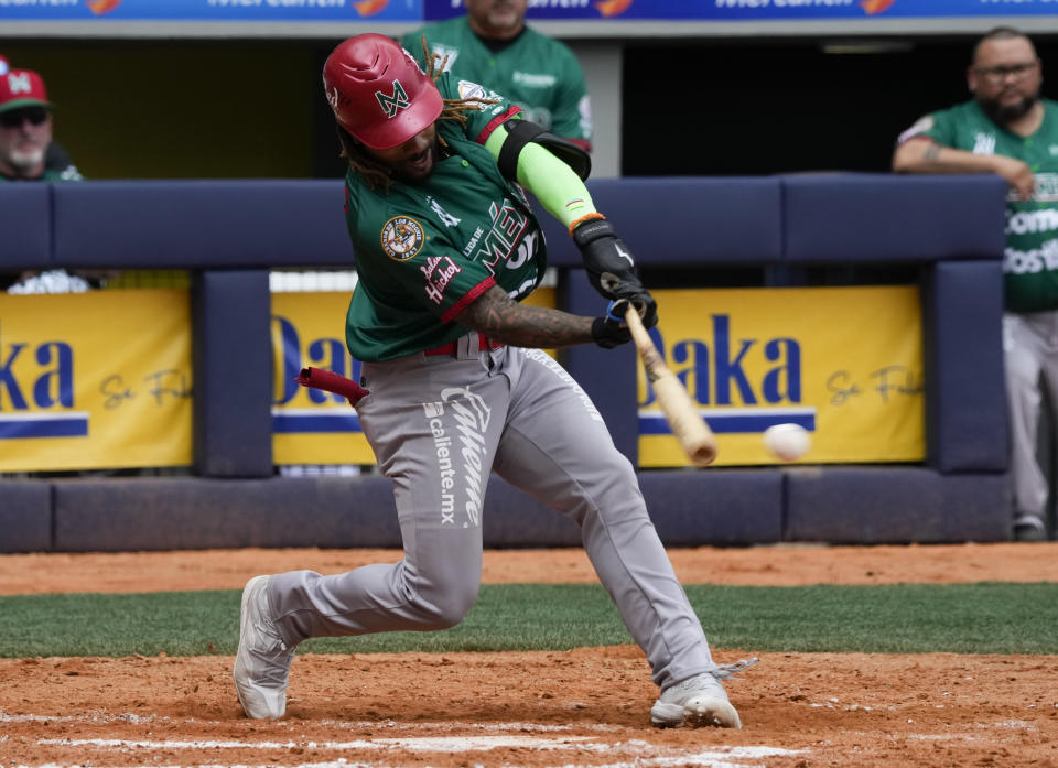 El jardinero de México Justin Dean conecta un sencillo frente a República Dominicana en la Serie del Caribe que se realiza en Caracas, Venezuela el jueves 2 de febrero del 2023. (AP Foto/Fernando Llano)