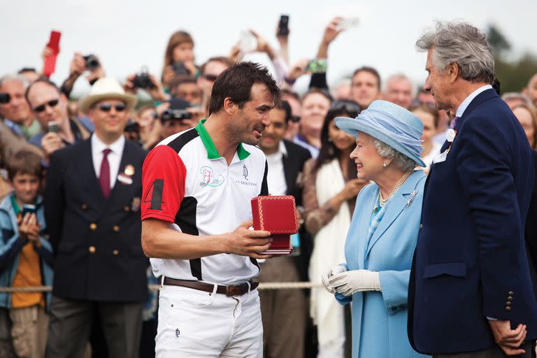 Adolfo Cambiaso junto a Ia reina Isabel en la final de polo de la Copa de la reina en The Guards Polo club Inglaterra, el 1&#xba; de junio 2012