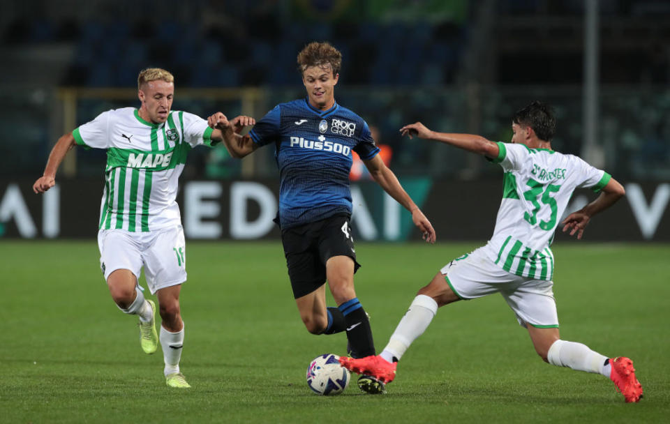 Giorgio Scalvini of Atalanta BC battles for possession with Davide Frattesi and Luca D'Andrea of ​​US Sassuolo during the Serie A match between Atalanta BC and US Sassuolo at Gewiss Stadium on October 15, 2022 in Bergamo, Italy.