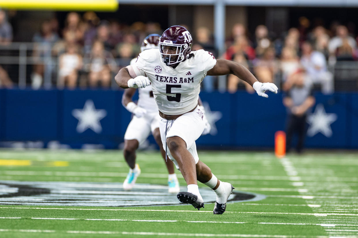 ARLINGTON, TX - SEPTEMBER 30: Texas A&M Aggies defensive lineman Shemar Turner (#5) rushes the passer during the  Southwest Classic college football game between the Texas A&M Aggies and the Arkansas Razorbacks on September 30, 2023 at AT&T Stadium in Arlington, TX.  (Photo by Matthew Visinsky/Icon Sportswire via Getty Images)