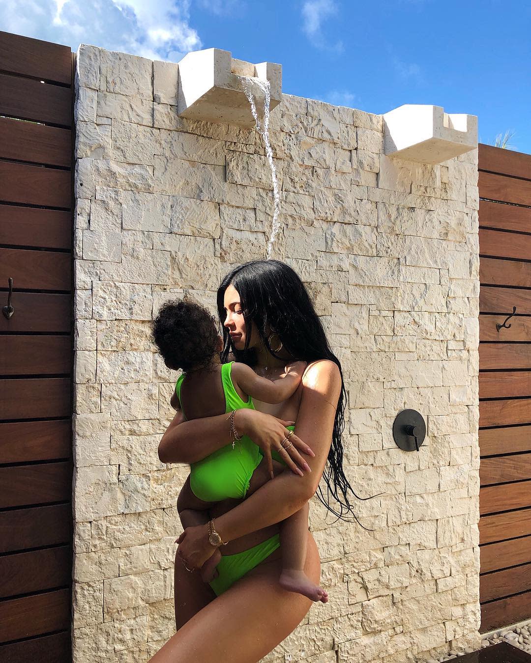 El bikinazo de Kylie Jenner junto a su hijita. <a href="https://www.instagram.com/kyliejenner/?hl=en" rel="nofollow noopener" target="_blank" data-ylk="slk:Foto: Kylie Jenner/Instagram;elm:context_link;itc:0;sec:content-canvas" class="link ">Foto: Kylie Jenner/Instagram</a>