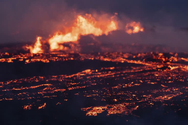 La lava emerge de una fisura del volcán Fagradalsfjall cerca de la montaña Litli-Hrútur