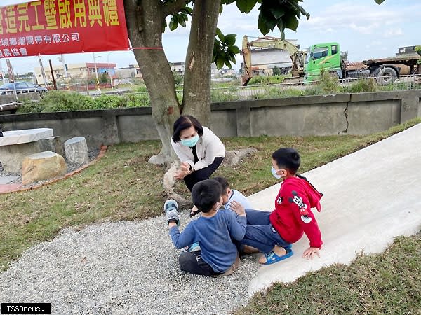 宜蘭縣冬山鄉三奇社區-社規師計畫「囡仔的空間：社區親子公園改造計劃」完工啟用。縣長林姿妙與社區親子同樂。<br /><br />（圖：宜蘭縣政府提供）