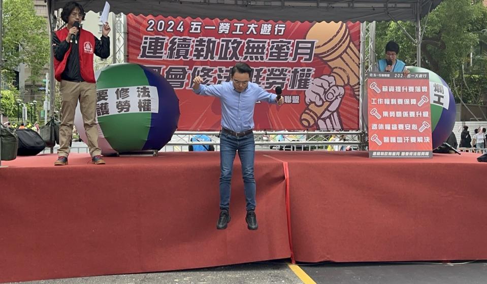 國民黨立委洪孟楷從台上跳下象徵與勞工站在一起。（圖／塗豐駿攝）