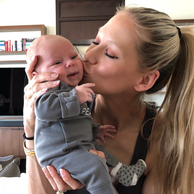 Report: Kournikova Gives Birth To Twins