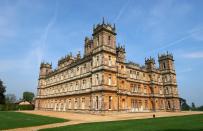 En la imagen, el castillo de Highclere, la mansión de campo victoriana de estilo isabelino ubicada entre los condados de Hampshire, al sur de Inglaterra. Es conocido sobre todo por los fans de ‘Downton Abbey’, ya que se trata del escenario de la famosa serie que regresa este 20 de septiembre como película. (Foto: Niklas Halle'n / AFP / Getty Images).