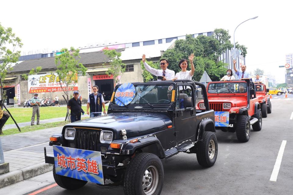 市府安排所有權人6位代表坐上吉普車駛入會場-接受現場所有人熱烈鼓掌歡迎。   台中市政府/提供