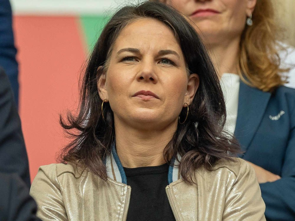 Bundesaußenministerin Annalena Baerbock bei der Vorrundenpartie Slowenien gegen Serbien in der Münchner Allianz Arena. (Bild: imago images/Eibner-Pressefoto/Sascha Walther)