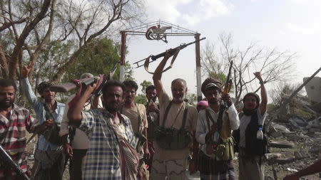 Fighters loyal to Yemen's President Abd-Rabbu Mansour Hadi gather outside the al-Anad military and air base in the country's southern province of Lahej August 3, 2015. REUTERS/Stringer