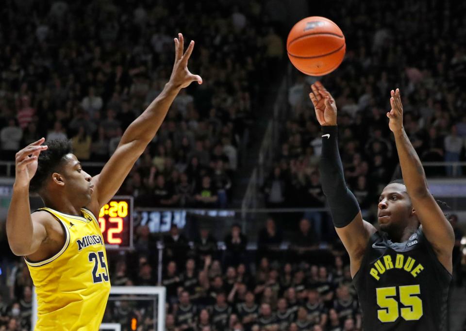 Michigan Wolverines guard Jace Howard (25) defends the shot of Purdue Boilermakers guard Lance Jones (55) during the NCAA men’s basketball game, Tuesday, Jan. 23, 2024, at Mackey Arena in West Lafayette, Ind. Purdue Boilermakers won 99-67.
