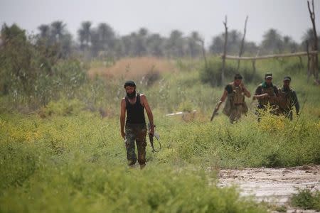 Fighters from Iraqi Shiite group Kataib Sayyid al-Shuhada gather near Falluja, Iraq, May 23, 2016. REUTERS/Thaier Al-Sudani