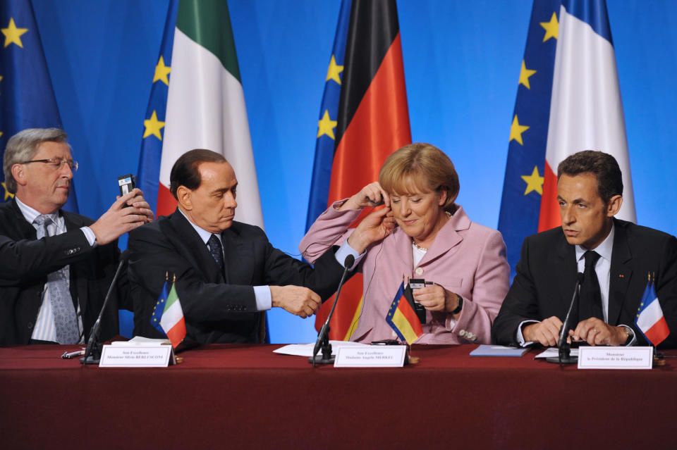 <b>12 octobre 2008. Plan de sauvetage de la zone euro.</b> <br> Le Premier ministre luxembourgeois Jean-Claude Juncker, le Premier ministre italien Silvio Berlusconi, la chancelière allemande Angela Merkel et le président de la République française Nicolas Sarkozy lors d'une conférence de presse à l'Elysée après un sommet de la zone euro. Quelques jours plus tôt il, a été décidé qu'un plan de sauvetage serait mis en place pour aider les banques et les groupes financiers en difficulté à sortir de la crise financière. AFP