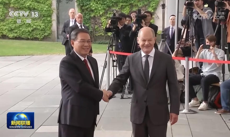 德國總理朔爾茨(右)與中國總理李強(左)舉行德中政府磋商。圖／擷自中國新聞聯播