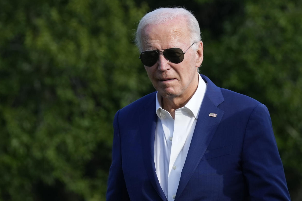 El presidente Joe Biden camina por el jardín sur de la Casa Blanca en Washington, el domingo 7 de julio de 2024, después de regresar de un viaje a Pensilvania. (Foto AP/Susan Walsh)