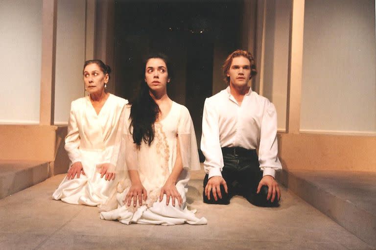 En 1998, estrenó Ofelia o la pureza, de Marco Antonio de la Parra, con un elenco integrado por Felisa Yeny, Ana Yovino, Antonio Ugo, Ana María Castel, Juan Manuel Gil Navarro y Humberto Serrano