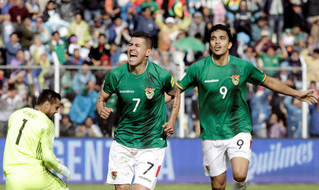 Football Soccer - Bolivia v Argentina - World Cup 2018 Qualifiers - Hernando Siles stadium, La Paz, Bolivia 28/3/17. Bolivia's Juan Carlos Arce (C) celebrates with teammate Marcelo Martins past Argentina's goalkeeper Sergio Romero after he scored a goal. REUTERS/Daniel Rodrigo