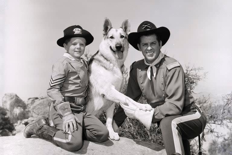 Lee Aaker, el pastor alemán Rin Tin Tin y el actor James Brown en una de las tantas imágenes de Las aventuras de Rin Tin Tin, la serie por la cual ganó fama pero pocos dólares