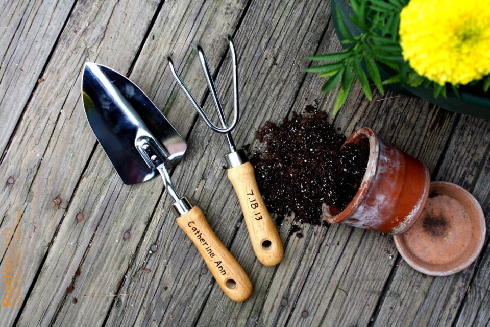 Find this personalized garden tool set for $63 on <a href="https://fave.co/3a72Wmw" target="_blank" rel="noopener noreferrer">Etsy</a>.
