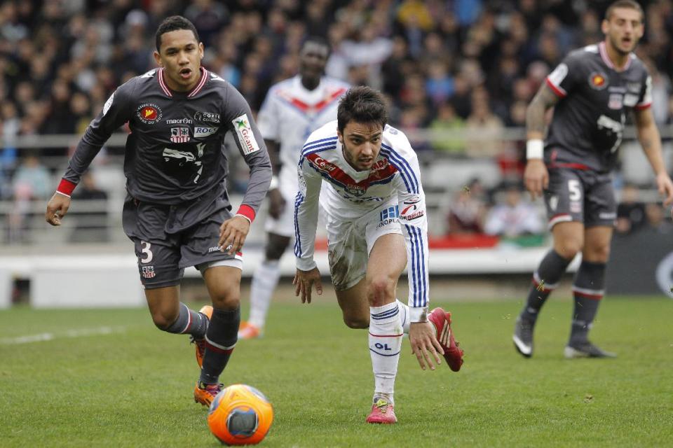 Lyon's Clement Grenier, right challenges for the ball with Ajaccio's Grenddy Adrian Perozo Rincon, left, during their French League One soccer match at Gerland stadium, in Lyon, central France, Sunday, Feb. 16, 2014. (AP Photo/Laurent Cipriani)