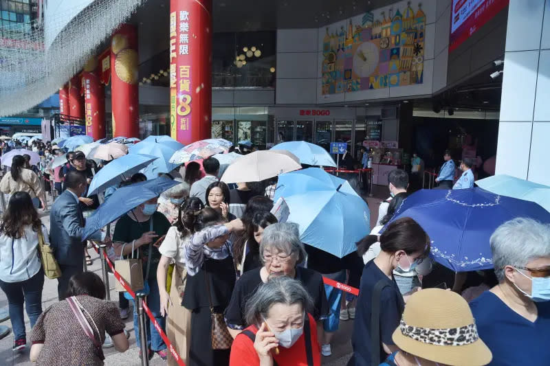 ▲遠東SOGO百貨台北店週年慶首日湧千人，業者預估今年7店週年慶業績可達120億元。（圖／記者陳明安攝）