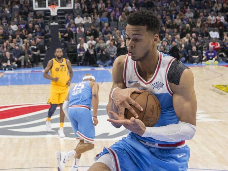 Sacramento Kings forward Skal Labissiere (7) picks up a rebound .