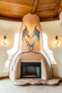 <p>Este mosaico con dragones de fuego y hielo es uno de los elementos más reconocibles de la casa.<br>Foto: Zillow </p>