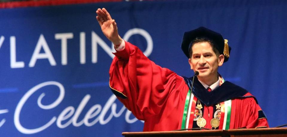 El presidente de Fresno State, Saúl Jiménez-Sandoval, destacó que los graduados latinos representan a todas las escuelas y divisiones de la institución durante su discurso en la Celebración 49 de Graduación Chicana/Latina de Fresno State en el Save Mart Center, el 18 de mayo de 2024.