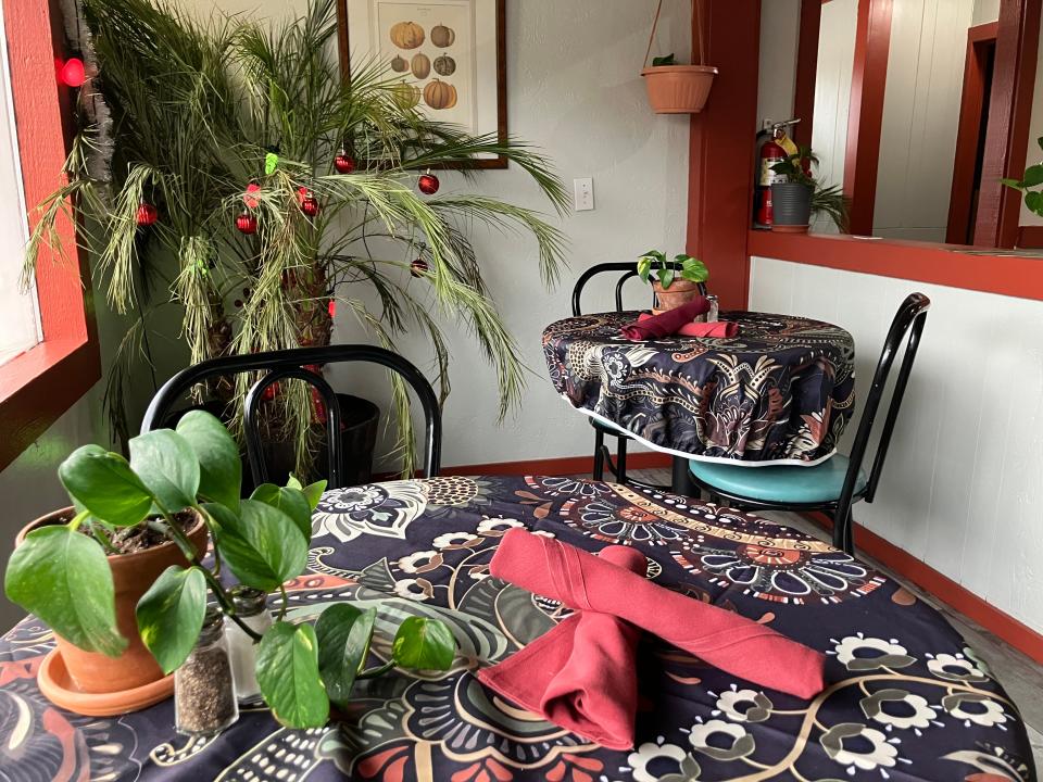 Need some sun and tasty, healthy grub? Looks like a stop at Veg+ in Boston Heights is in order. Don't worry about eating alone – the houseplants make good company.