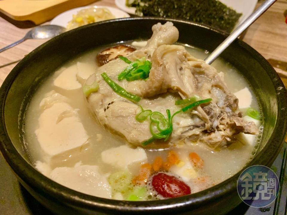 不吃辣的可以點「人蔘雞嫩豆腐煲」，味道清爽許多。（338元／份）