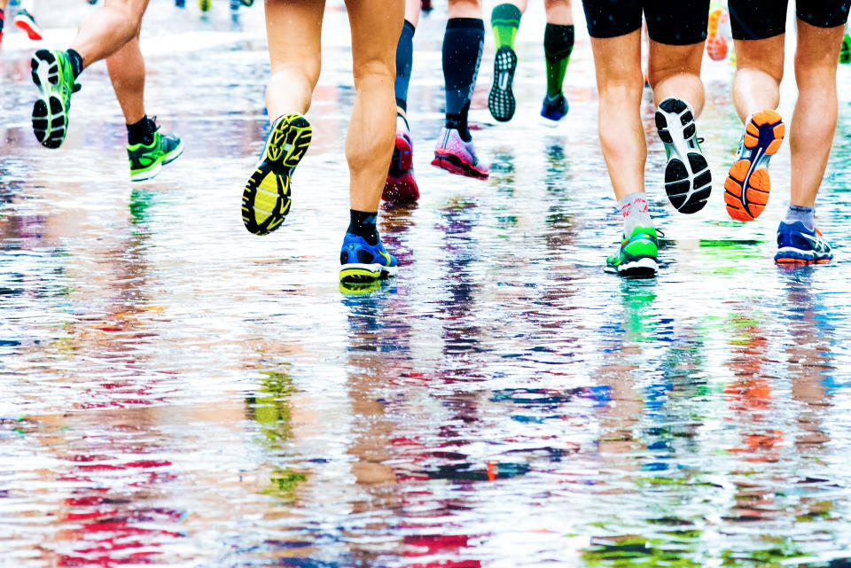 Para correr o entrenar lo mejor es que lleves calcetines de algodón. . Lávate los pies y sécatelos concienzudamente tras practicar deporte. No compartas la toalla y úsala únicamente para los pies. Lava los calcetines en la lavadora a altas temperaturas. Después de usarlas, deja que las zapatillas de deporte se sequen bien y desinféctalas. Puedes utilizar un polvo desodorante o spray para eliminar el exceso de humedad. (Foto: Getty)