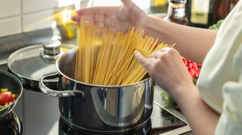 Cooking spaghetti