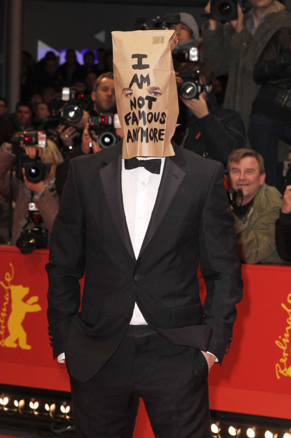 Shia LaBeouf hat in der jüngeren Vergangenheit mit mehreren Kunstprojekten auf sich aufmerksam gemacht. Tatsächlich hatte er 2014 behauptet, sein ganzes Leben sei eines. Deshalb kam er auch zur Berlinale-Premiere von Lars von Triers ‘Nymphomaniac’ mit einer Papiertüte auf seinem Kopf, auf der zu Deutsch stand: “Ich bin kein Künstler mehr.”