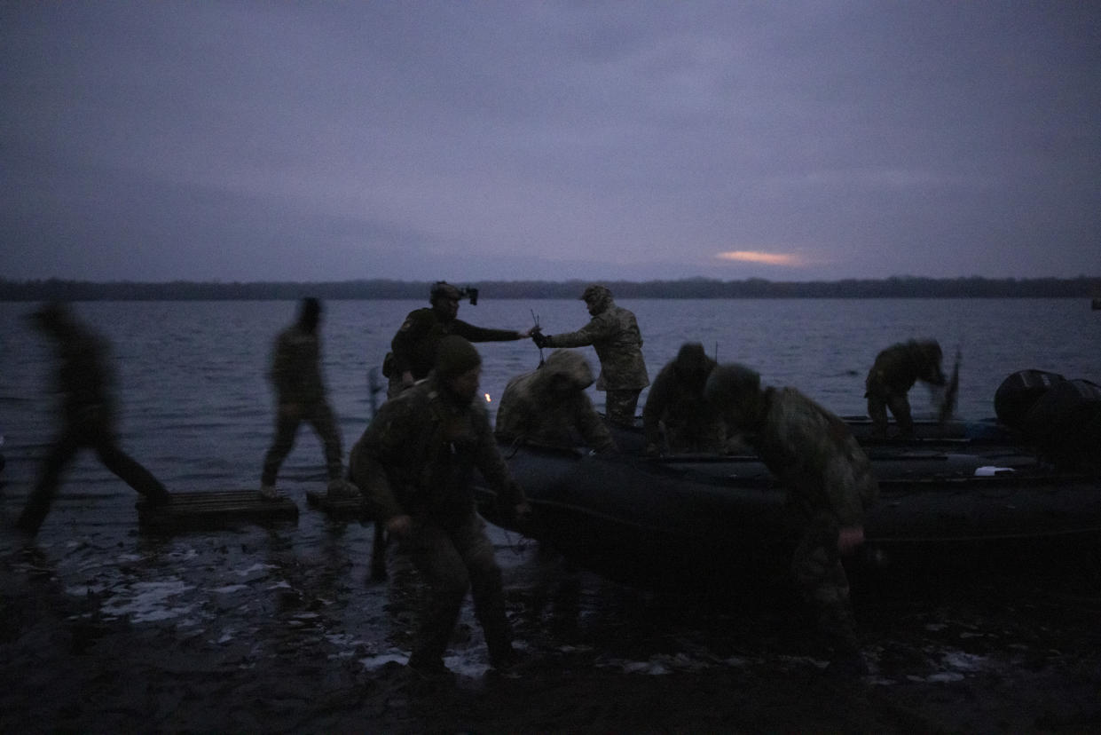 Miembros de una unidad de fuerzas especiales del batallón de Bratstvo regresan después de una maniobra nocturna contra las fuerzas rusas detrás de la línea de combate a lo largo de las orillas del río Dniéper, en el sur de Ucrania, el 6 de noviembre de 2022. (Ivor Prickett/The New York Times)
