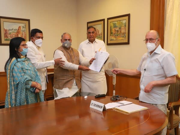 BJP MLAs, mayors meet Delhi Lt. Governor Anil Baijal to submit memorandum over pending dues of Municipa Corporations on Wednesday. Photo/Twitter/BJP