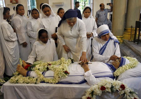 ATTENTION EDITORS - VISUAL COVERAGE OF SCENES OF INJURY OR DEATH Catholic nuns from the Missionaries of Charity, the global order of nuns founded by Mother Teresa, touch the body of Sister Nirmala Joshi inside a church in Kolkata, June 23, 2015. REUTERS/Rupak De Chowdhuri
