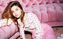 <p>Le décor très girly fait ressortir les magnifiques yeux bleus de la jeune française.<br>Crédit : Instagram @thylaneblondeau </p>