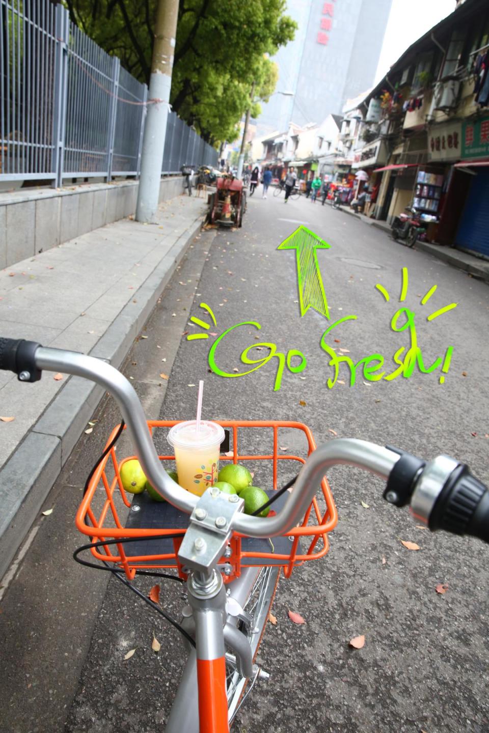 騎著公共單車漫遊上海，是目前最新潮時尚的旅遊方式。