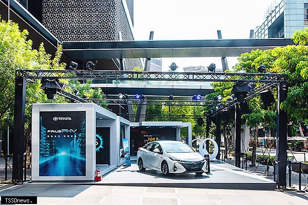 和泰汽車全臺巡迴展出「TOYOTA碳中和品牌形象館」，同步推出TOYOTA Prius PHV汰舊換新優惠價104.9萬元專屬優惠。