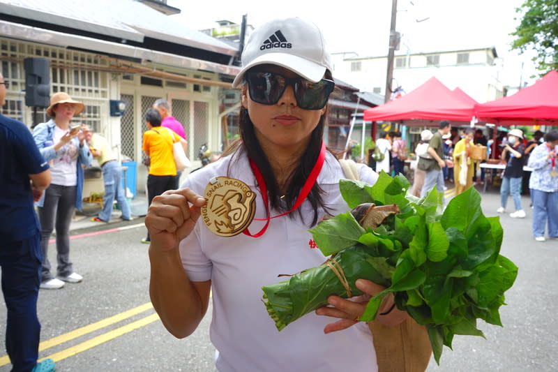 第二屆鳳林慢城蝸牛賽跑國際錦標賽25日起跑，來自台東縣池上鄉的陳小姐從10隻蝸牛中挑選出最強蝸牛「也羅媽」參賽，贏得冠軍。（中央社）